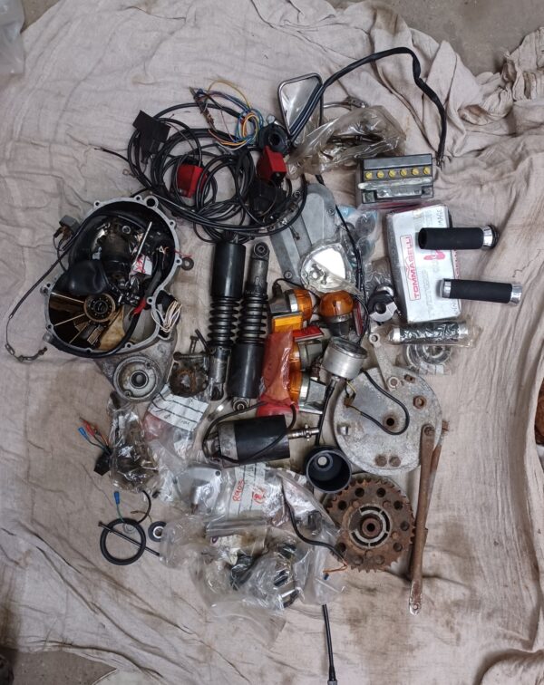 DUCATI 900 GTS ORIGINAL UK BIKE WITH V5C REGISTRATION DOCUMENT & PARTS - Image 15