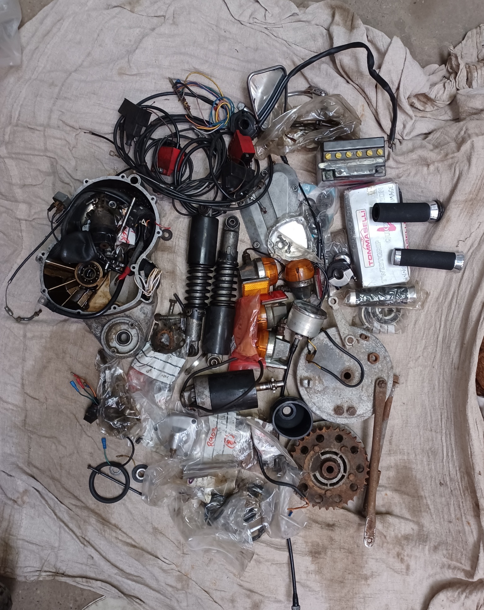 DUCATI 900 GTS ORIGINAL UK BIKE WITH V5C REGISTRATION DOCUMENT & PARTS - Image 15