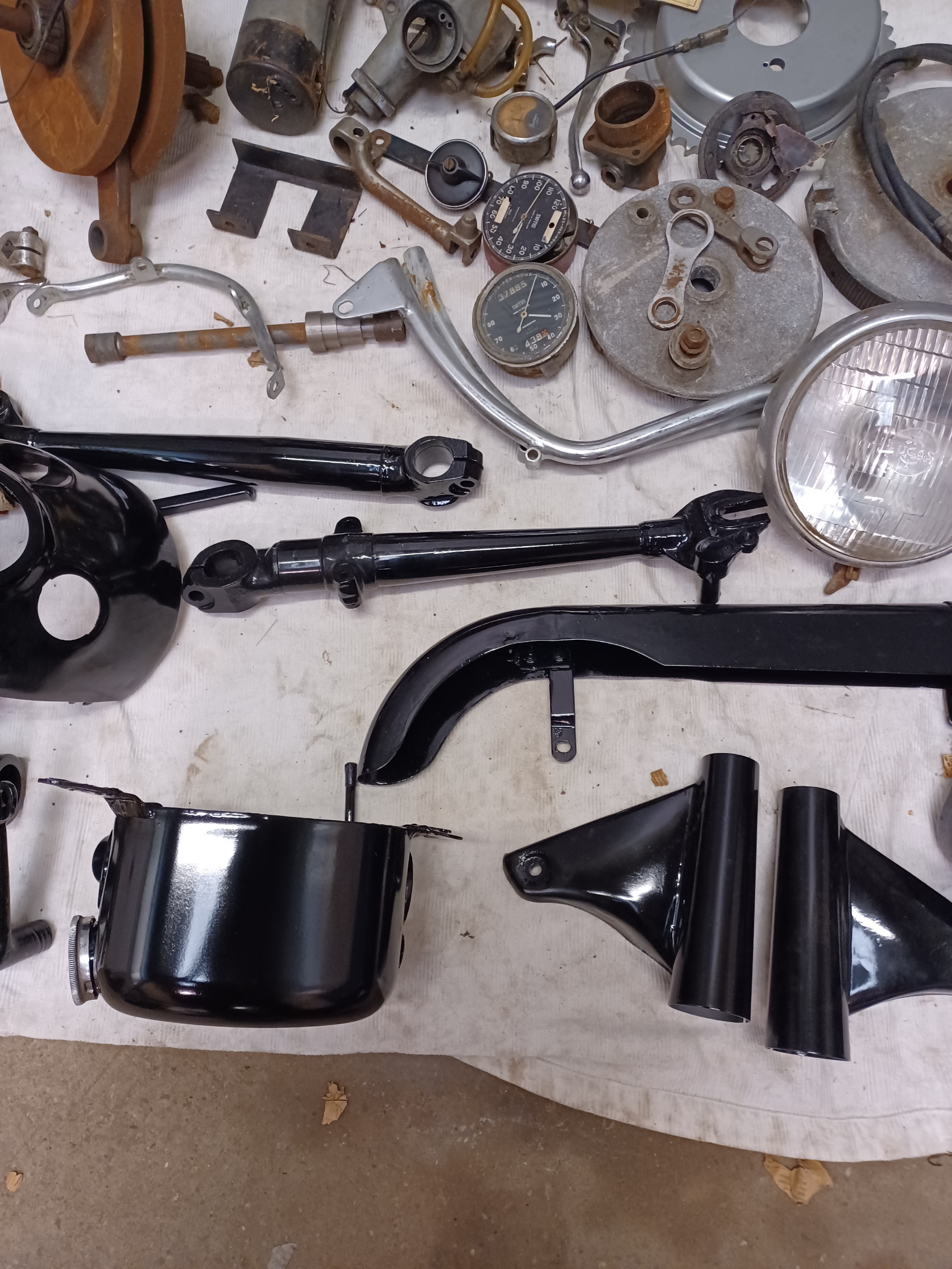 VELOCETTE VENOM RESTORATION PROJECT WITH V5C REGISTRATION DOCUMENT - Image 13