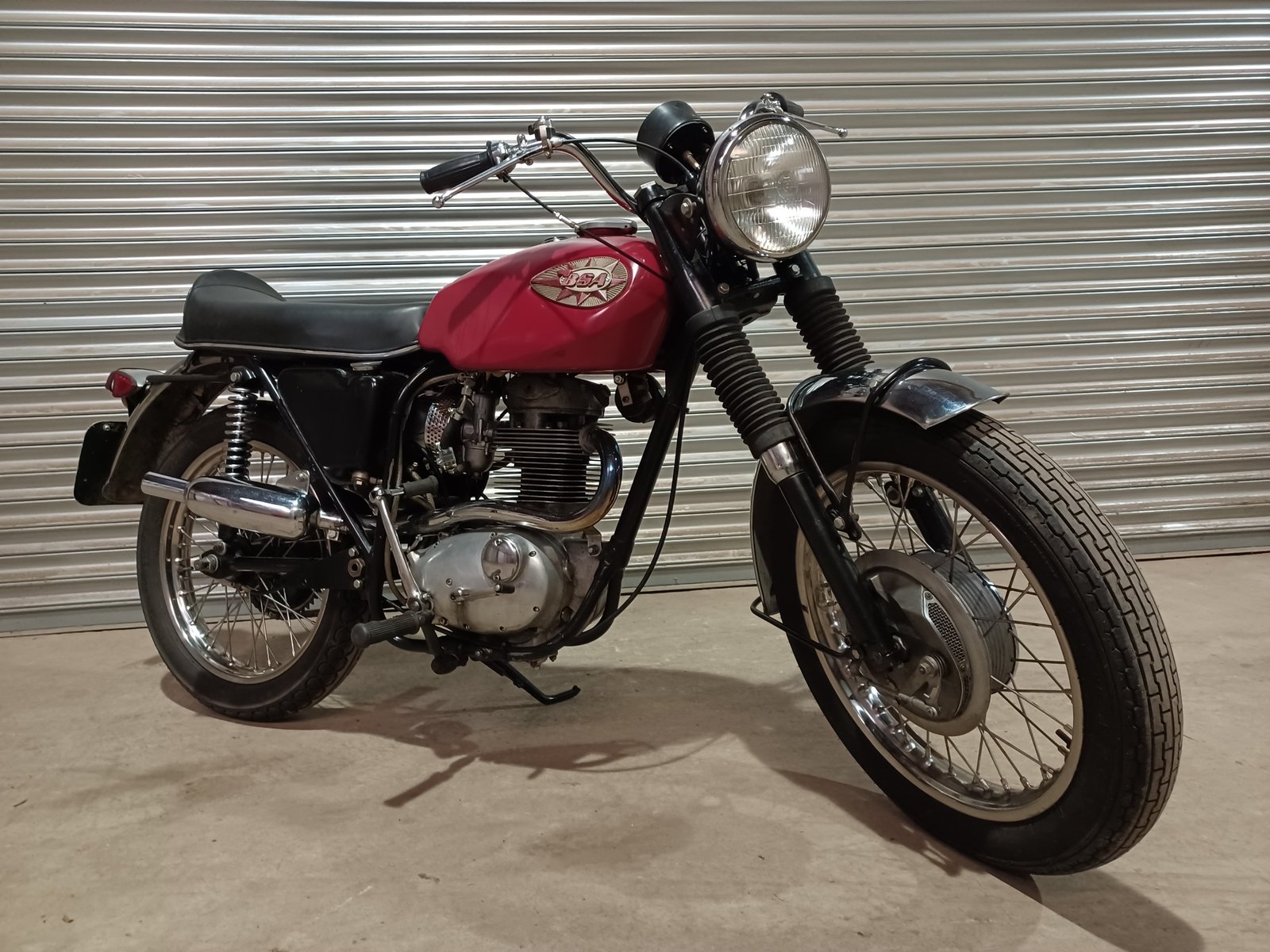 BSA B44 SHOOTING STAR 441cc MATCHING NUMBERS WITH ELECTRONIC IGNITION